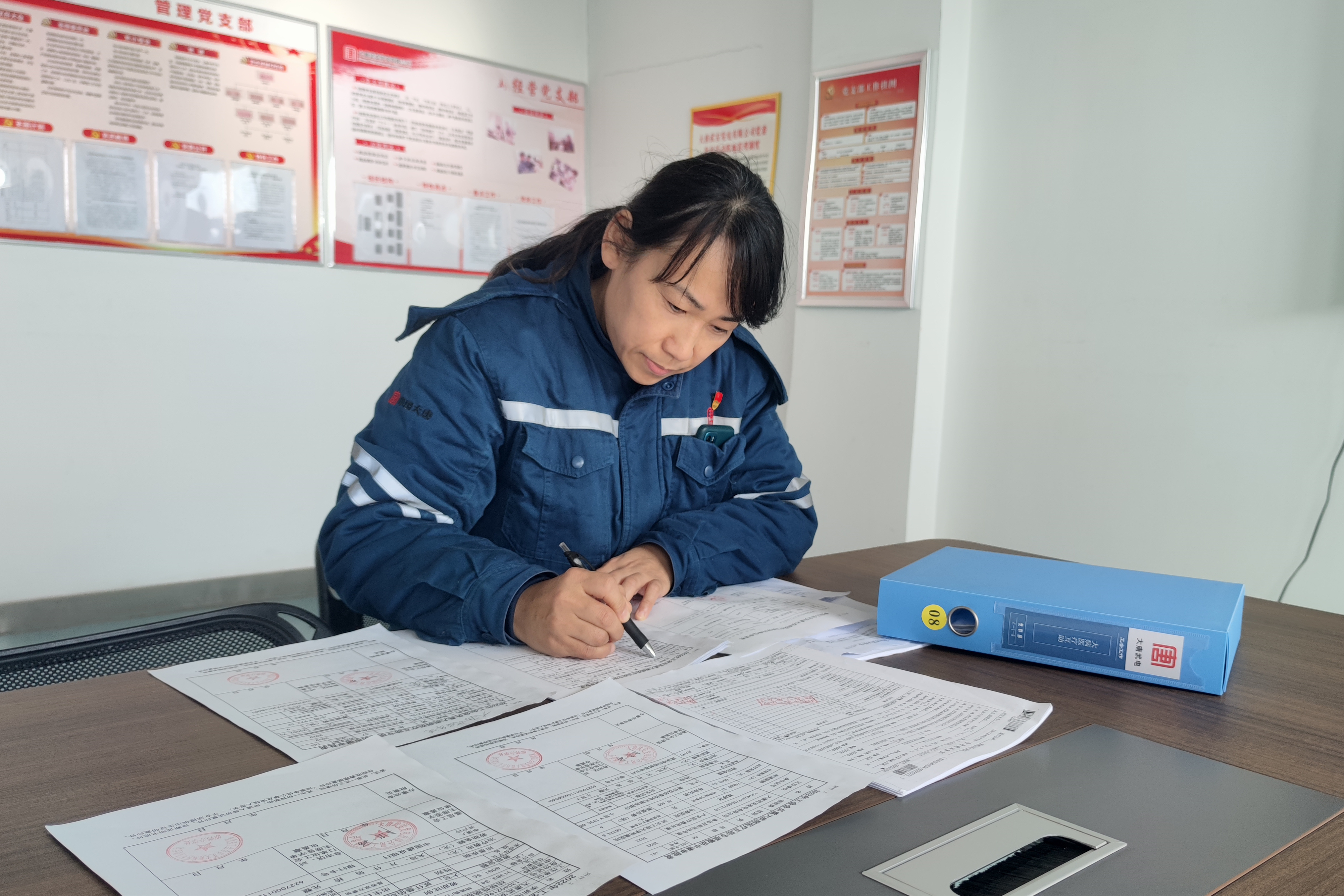 大唐武安發(fā)電有限公司張華正在梳理職工專項(xiàng)救助材料.jpg