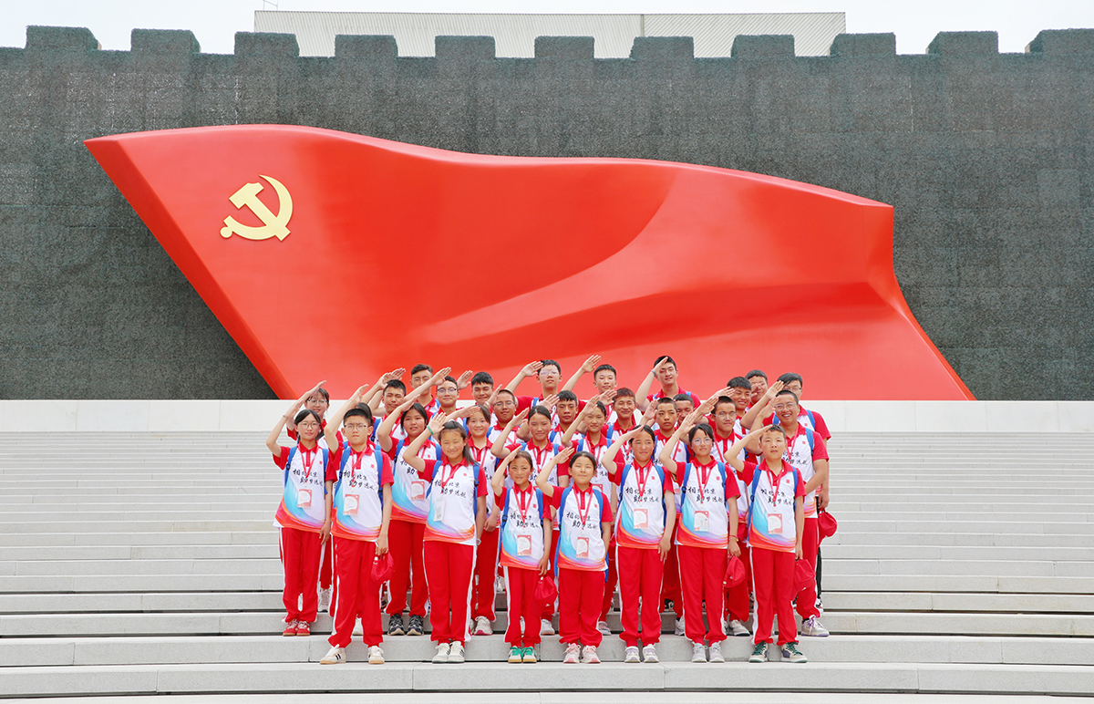 學生在中國共產(chǎn)黨歷史展覽館參觀學習a.jpg