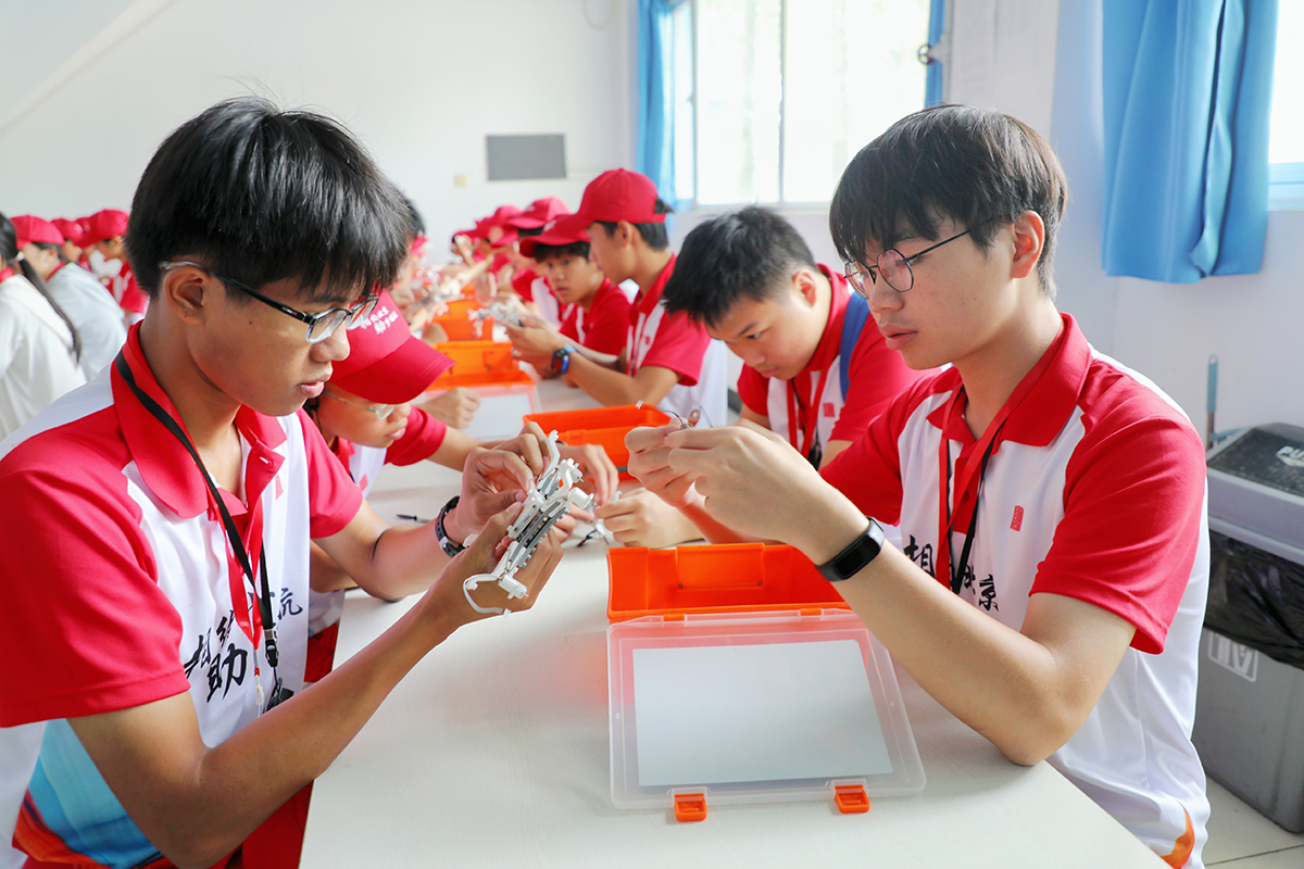 學生在北科青少年無人機實訓(xùn)基地參觀學習a.jpg